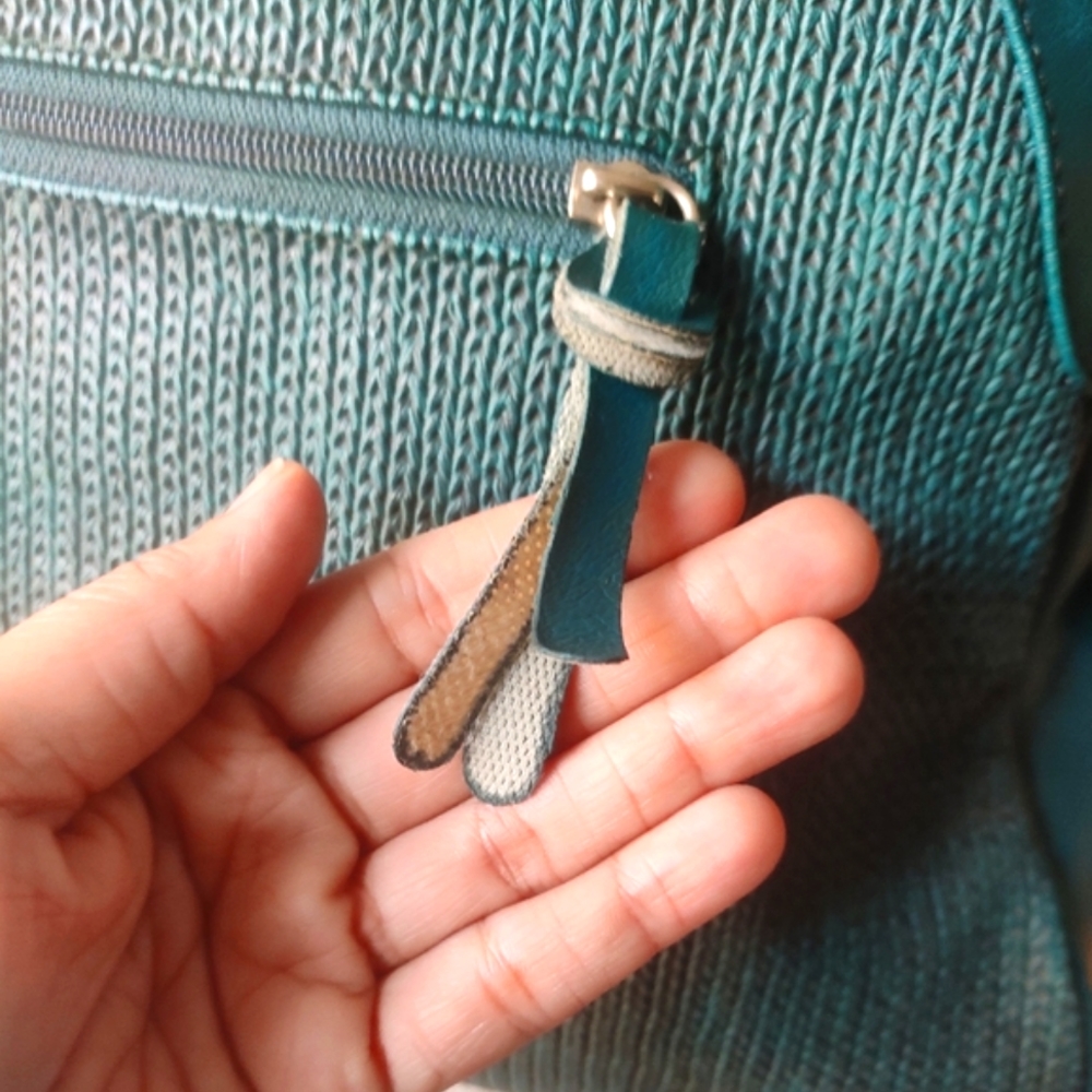 Baggit Textured shoulder bag - Picture 10 of 11